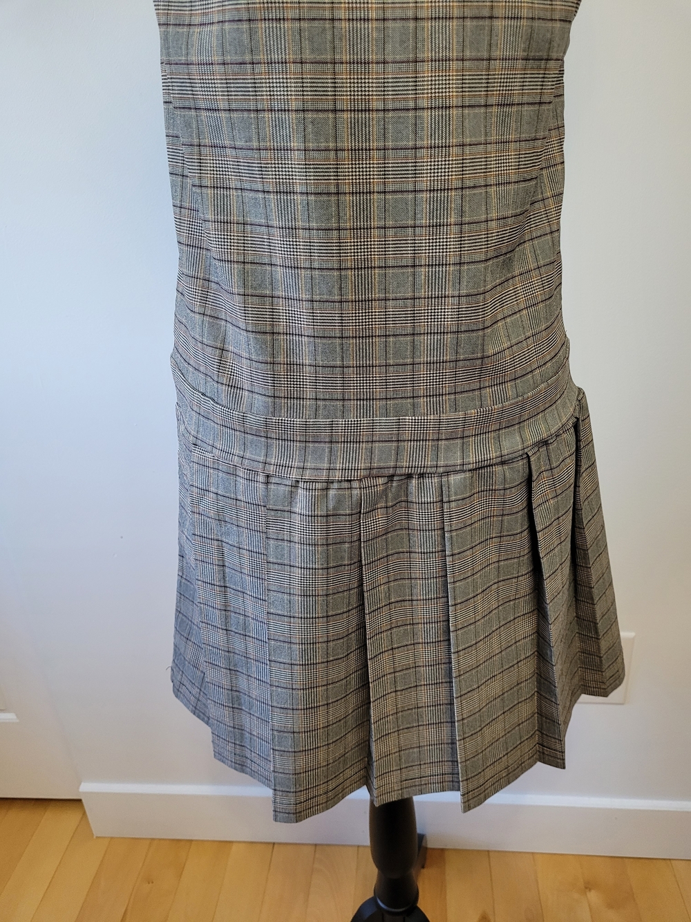 π 233 - Monteau Plaid V-Neck Sleeveless Drop-Waist Dress, Plaid, Medium, EUC - Picture 7 of 11